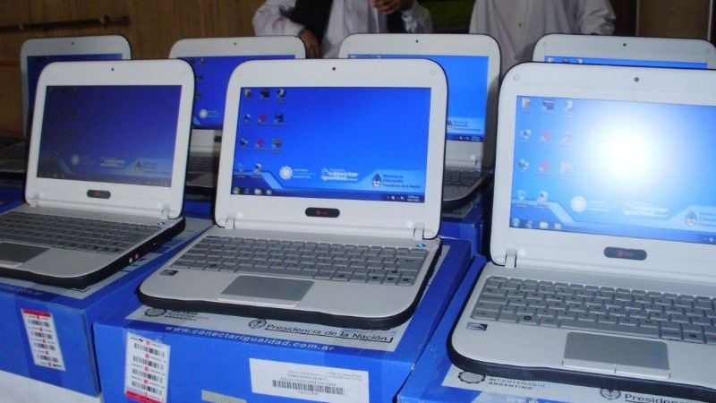 Proyectan entregar 350 mil computadoras a alumnos y dar créditos a docentes