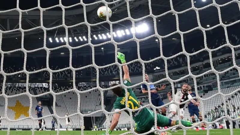 Dybala e Higuaín marcaron en goleada de la "Juve"