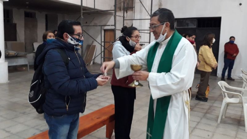 La comunidad de San Jorge recibió a su nuevo párroco