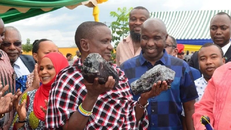 Minero, padre de 30 hijos; millonario con dos piedras