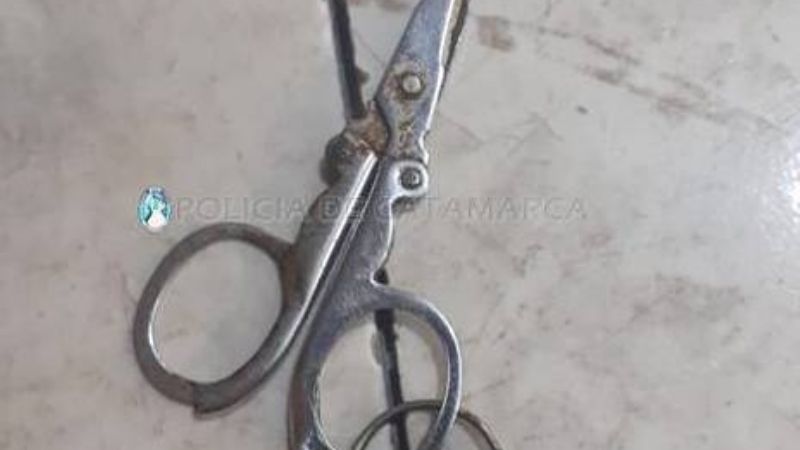 Aprehenden a un sospechoso con una tijera