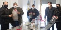EL INTENDENTE SAADI en el momento de recibir la donación de las máscaras sanitarias por parte del sindicato del Plástico.