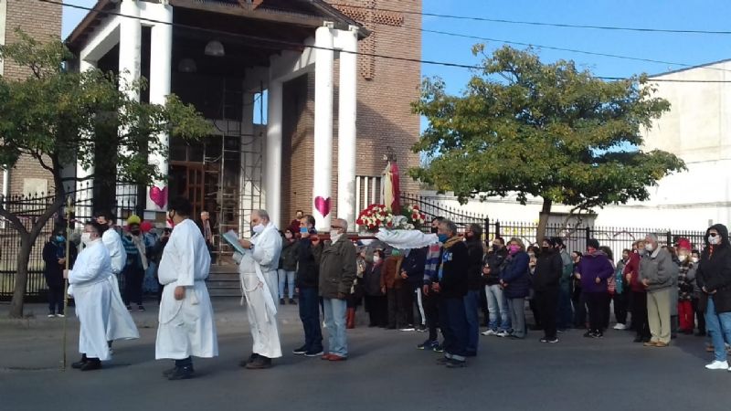Celebraron al Sagrado Corazón de Jesús con una caravana, procesión y Eucaristía