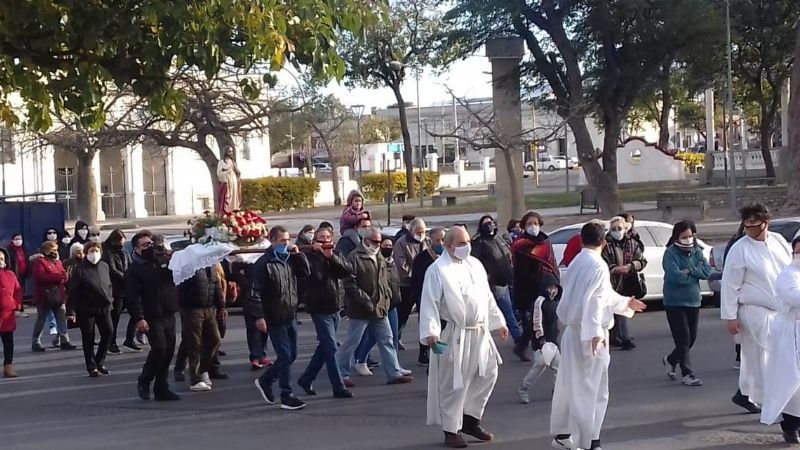 Celebraron al Sagrado Corazón de Jesús con una caravana, procesión y Eucaristía