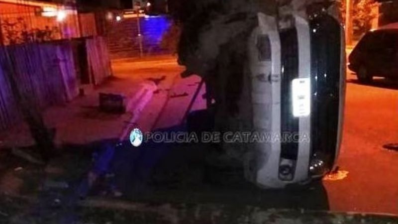 Tremendo choque entre una camioneta y un 147
