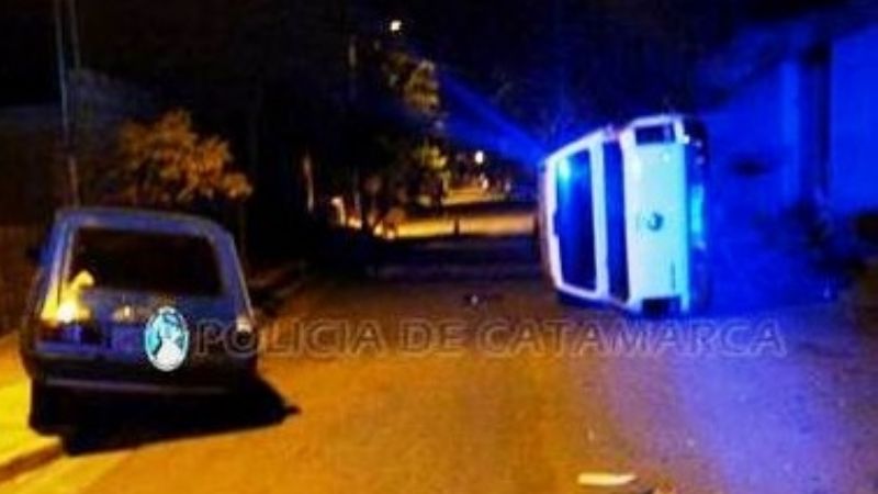 Tremendo choque entre una camioneta y un 147