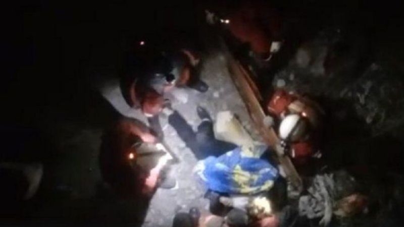 Intentaron violarla, pero como no pudieron la tiraron de un puente: está grave