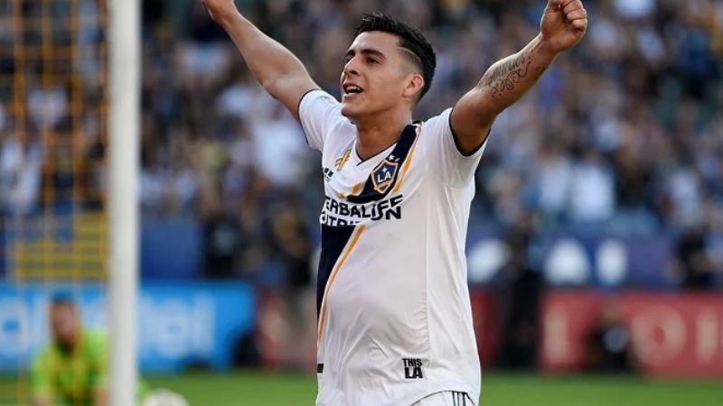 Pavón entre seguir el "sueño americano" o volver a Boca