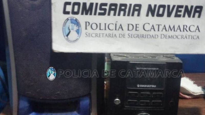 Sorprenden en una plaza a un joven vendiendo un equipo robado