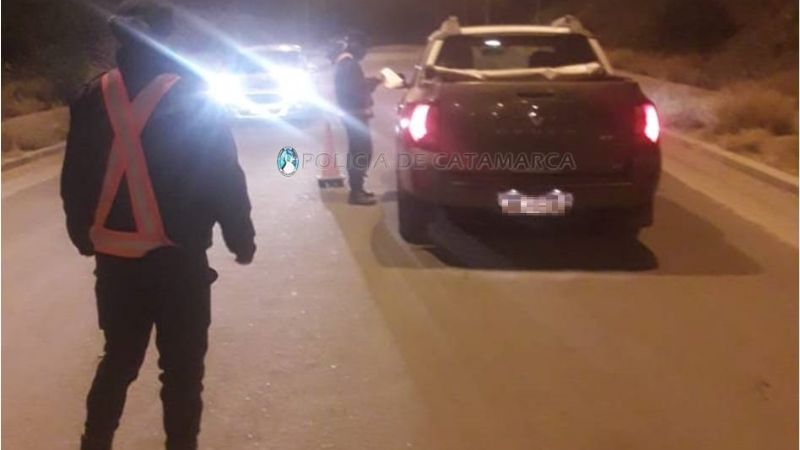 Se enojaron cuando les labraban el acta de infracción y atacaron a policías