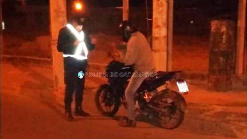 Se enojaron cuando les labraban el acta de infracción y atacaron a policías