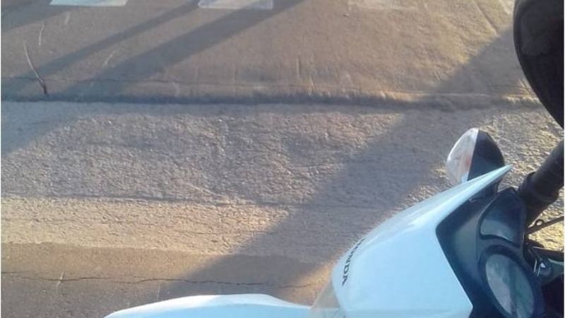 Choque en una rotonda terminó con un motociclista herido