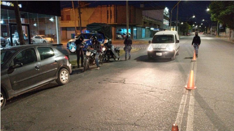 Secuestran 12 vehículos y aprehenden a dos jóvenes con una moto robada