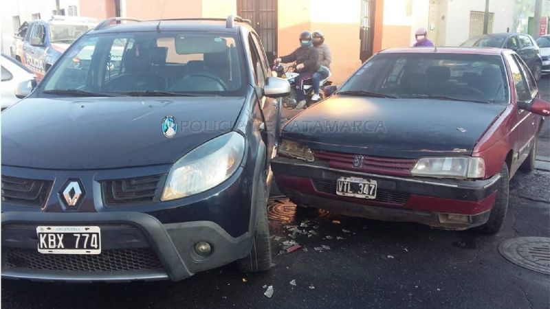 Choque de autos en esquina del centro