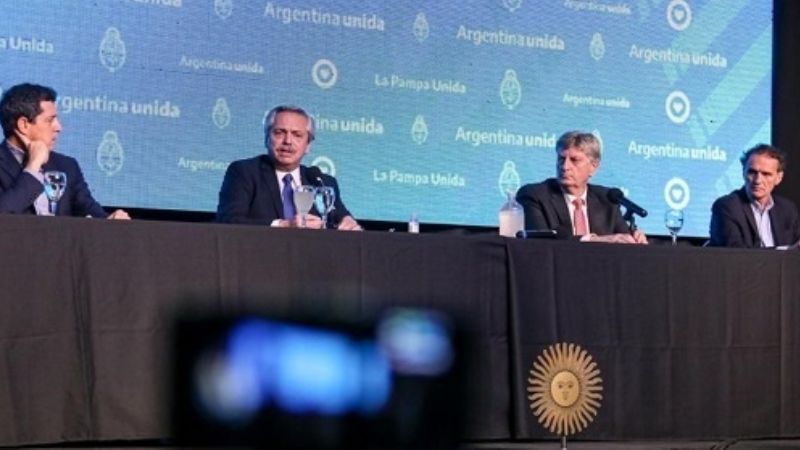 Fernández dijo que están revisando “el cuadro tarifario de los servicios públicos”