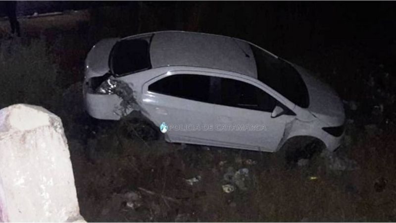 Manejaba borracho y terminó en la banquina