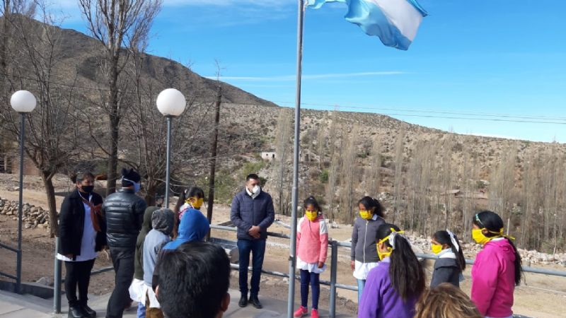 Alumnos del último año de escuelas de período especial volvieron a las aulas