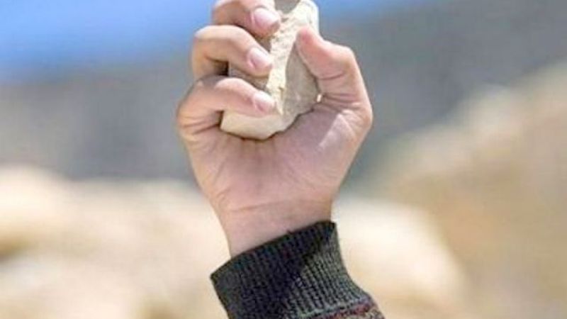 Jugaban al fútbol, les llamaron la atención y reaccionaron con pedradas