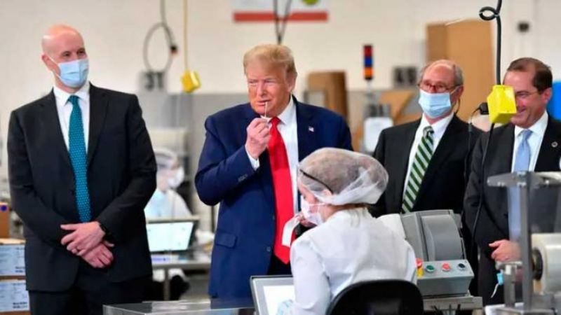 Trump visitó una fábrica de tests sin barbijo y ahora tienen que tirar la producción