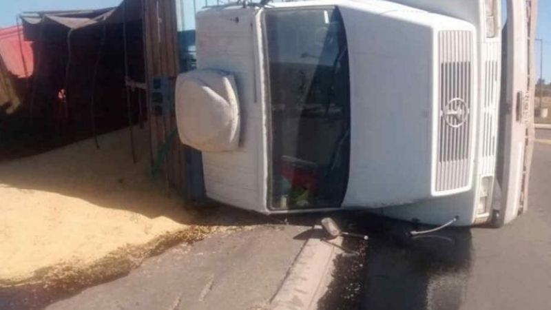 Volcó un camión que transportaba soja en Santa María