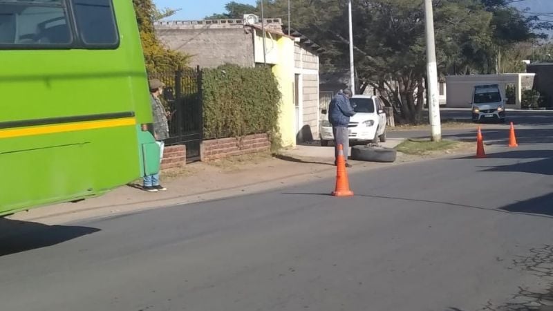En pleno recorrido, un colectivo perdió una rueda