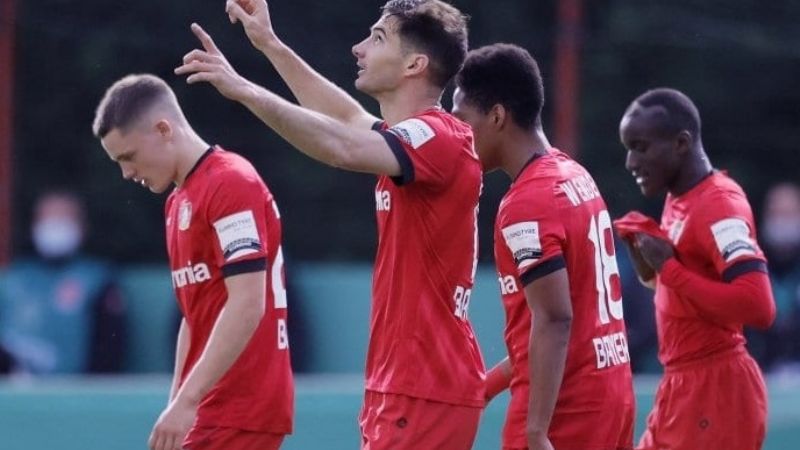 Gol de Alario y minutos para Palacios en el Leverkusen