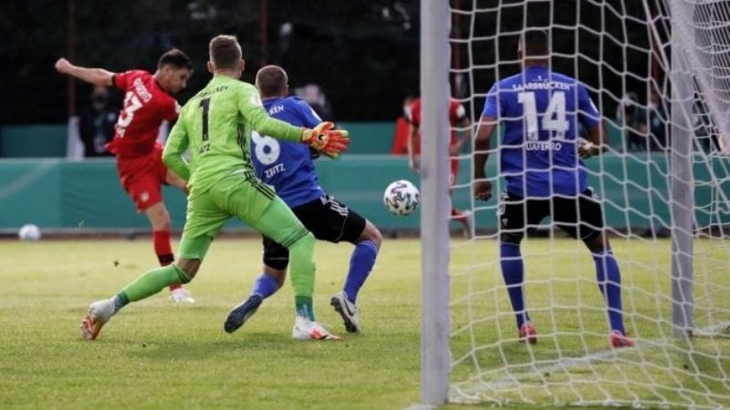 Gol de Alario y minutos para Palacios en el Leverkusen