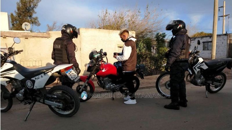 Arrestan a cuatro personas y secuestran 14 vehículos