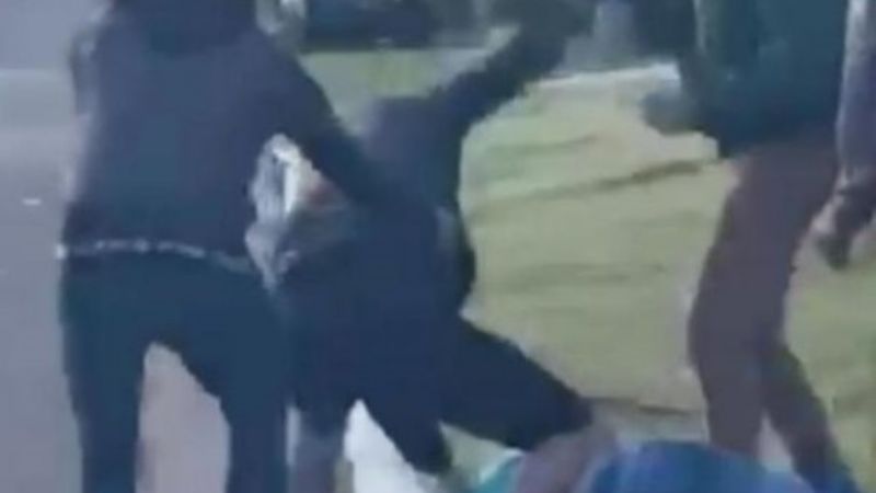 Tres hombres y un menor protagonizaron una pelea callejera