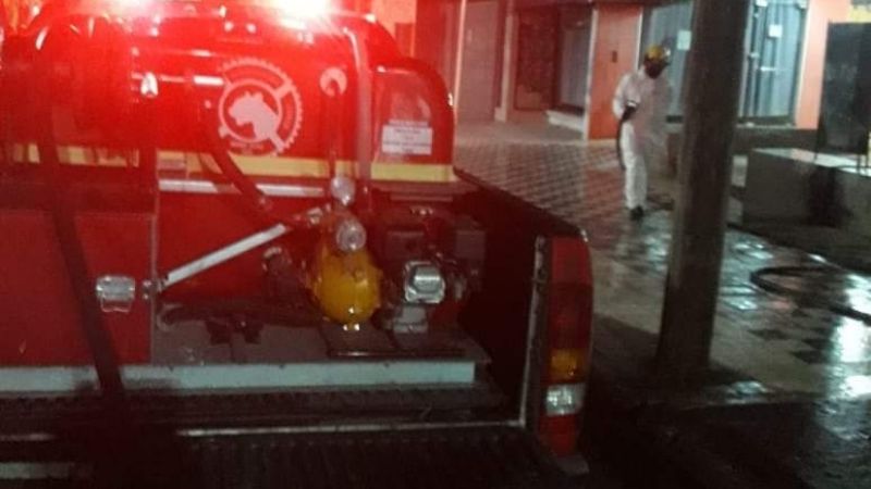 Bomberos desinfectan el centro de Recreo