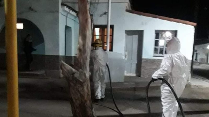 Bomberos desinfectan el centro de Recreo