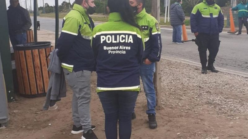 Violó la cuarentena disfrazado de policía para ver a su novia en Gesell