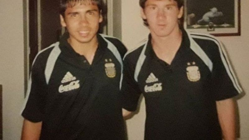 Le dio el primer pase a Messi y ahora organiza ollas populares