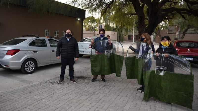 Aporte de mamparas para taxistas y remiseros