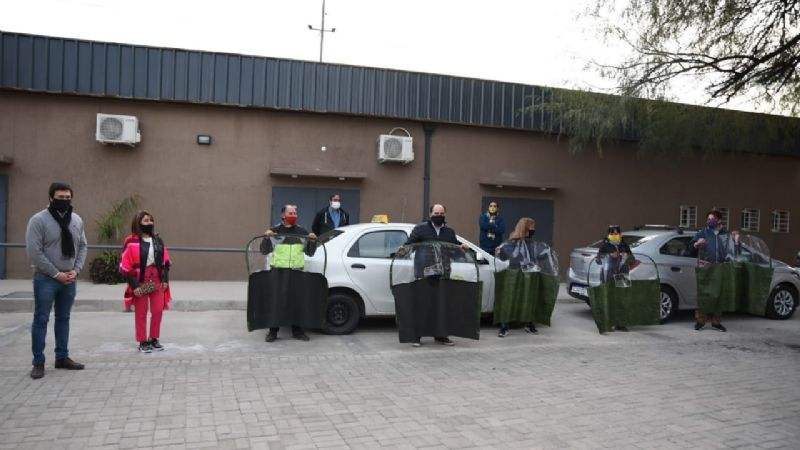 Aporte de mamparas para taxistas y remiseros