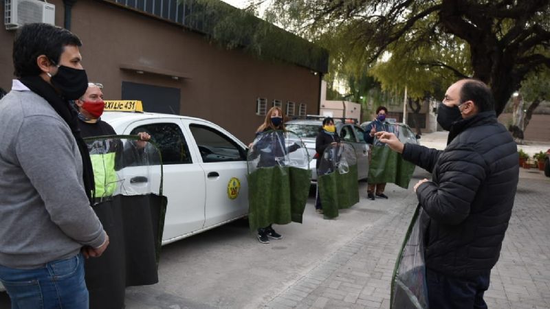 Aporte de mamparas para taxistas y remiseros