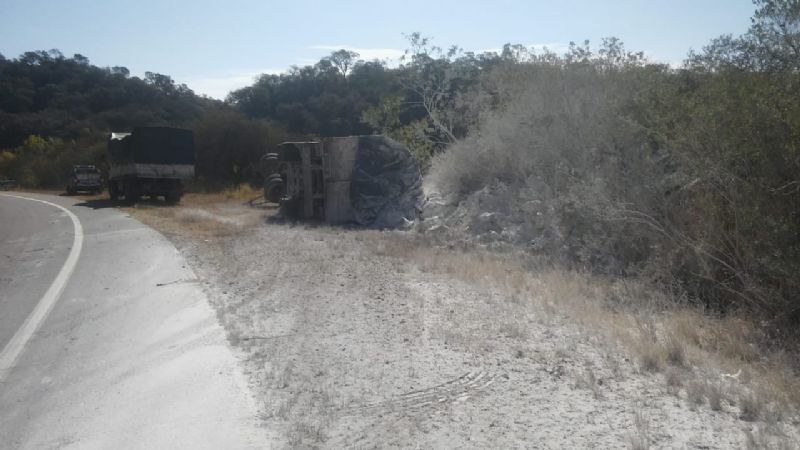 Volcó un camión cargado de cal en Paclín