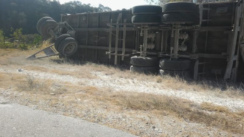 Volcó un camión cargado de cal en Paclín