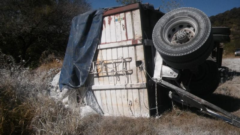 Volcó un camión cargado de cal en Paclín