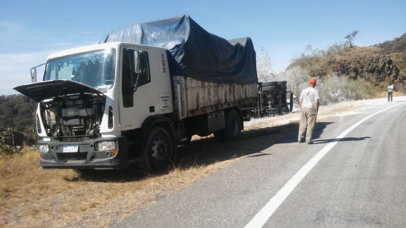 Volcó un camión cargado de cal en Paclín