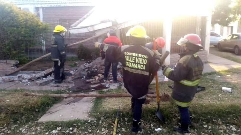 Terrible: chocó contra una casa y volteó una columna
