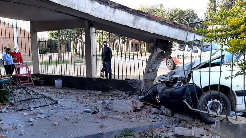 Terrible: chocó contra una casa y volteó una columna
