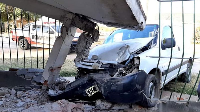Terrible: chocó contra una casa y volteó una columna