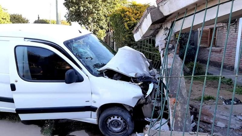 Terrible: chocó contra una casa y volteó una columna