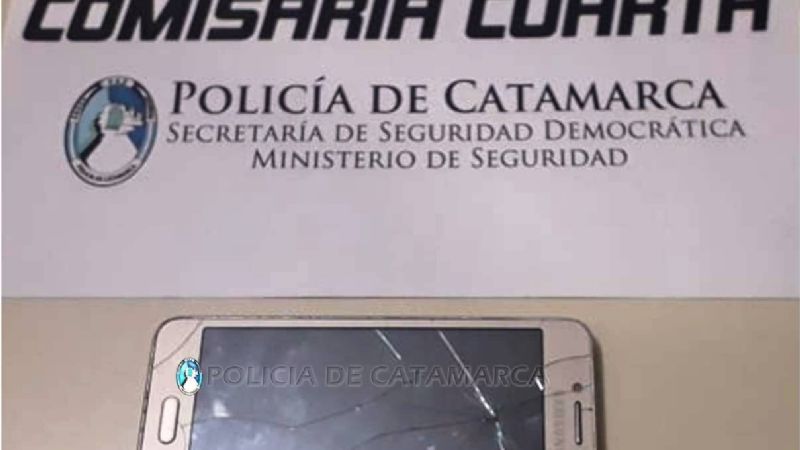 Mujer devolvió un celular que descubrieron era robado