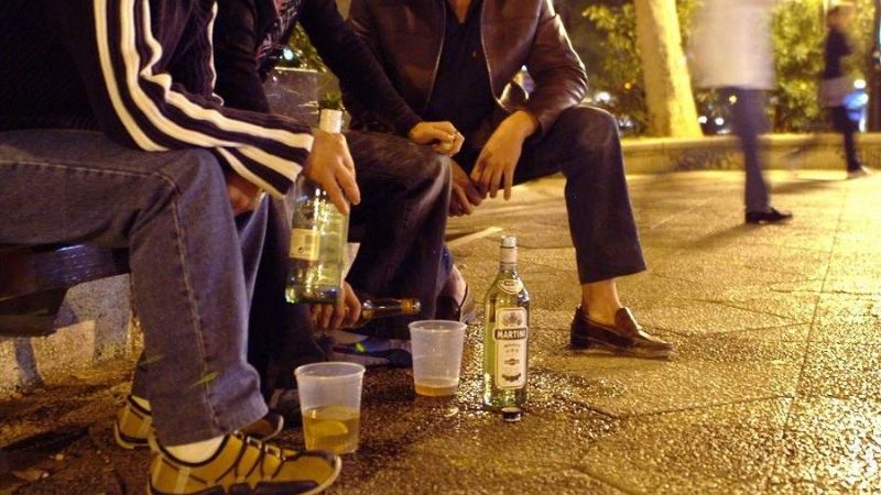 Joven consumía bebidas alcohólicas en la calle y agredió a policías