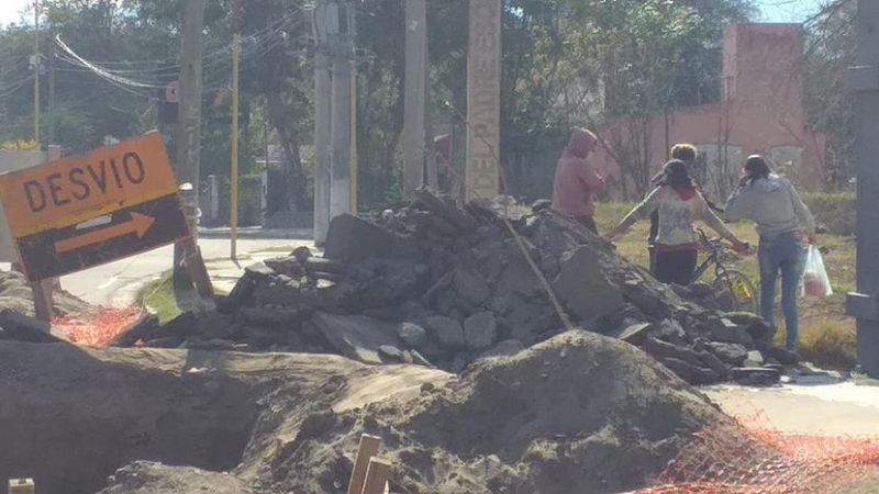 Quisieron acortar camino y cayeron a un pozo