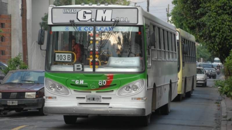 No pagaron los sueldos y continúa el paro de transporte urbano