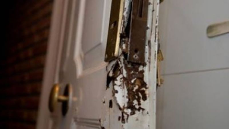 Escapaba de policías y rompió la puerta de una casa donde quería esconderse