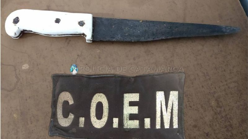 Golpeaba a una mujer en la calle y lo atraparon con un cuchillo carnicero